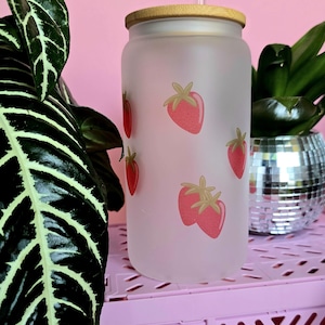 Vaso de verano con fresas / Tapa y pajita de bambú / Regalo ecológico y sostenible / Ideas de regalo para amantes del café helado