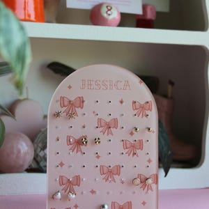 Personlig örhängeshållare i akryl | Rosa rosetter, rymmer 32 par örhängen, present till flickor
