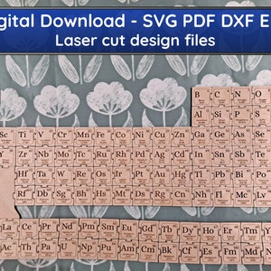 Peut inclure: Puzzle en bois du tableau périodique avec fichiers de conception découpés au laser. Le puzzle présente des carrés d'éléments individuels avec des symboles et des numéros atomiques. Le texte "Digital Download - SVG PDF DXF EPS Laser cut design files" est en haut.
