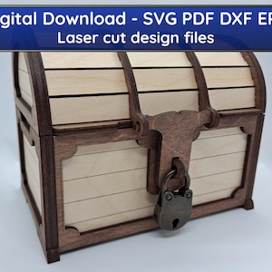 Puede incluir: Un cofre del tesoro de madera con un marco marrón oscuro y un cuerpo de madera clara. El cofre tiene una tapa con bisagras y un candado de metal. El texto "Digital Download - SVG PDF DXF EPS Laser cut design files" se muestra en la parte superior.