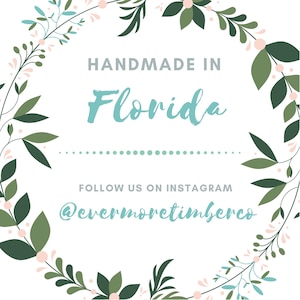 Może przedstawiać: Białe tło z zielonym i niebieskim wieńcem kwiatowym. W środku wieńca znajduje się tekst "HANDMADE IN Florida". Pod tekstem znajduje się przerywana linia i tekst "FOLLOW US ON INSTAGRAM @evermoretimberco".