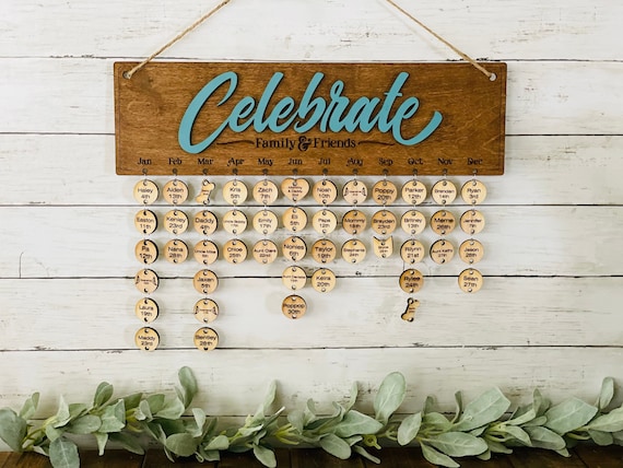 Alcioneo Calendario Compleanni In Legno Da Appendere - Promemoria Con Dischetti - 40x12cm