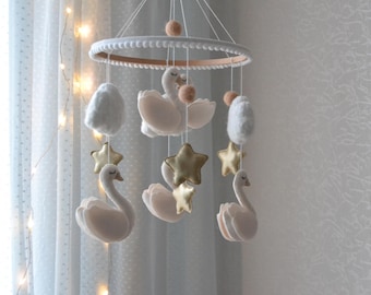 Gepersonaliseerde mobiel babybedje met zwaan, sterren en wolken - kinderkamerdecoratie meisjes, cadeau pasgeboren