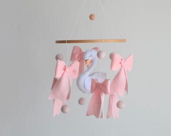 Móvil para habitación infantil con lazo y cisne, hecho a mano en fieltro rosa, ideal para decorar la habitación del bebé o como regalo para baby shower.