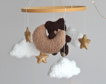 Giostrina per culla con orsacchiotti in bouclé: Giostrina neutra per culla con nuvole e stelle, decorazione per la cameretta.