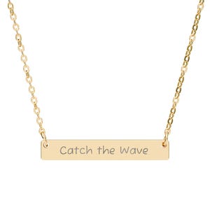 Gegraveerde ketting met horizontale staaf, gepersonaliseerde naambordhanger | Goud of zilver, Catch the Wave, Coastal Cowgirl, Salty Spur-sieraden, cadeau