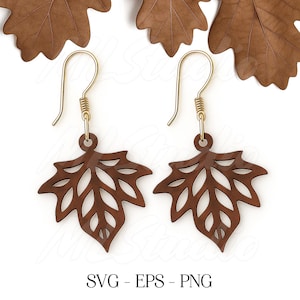 Puede incluir: Un par de pendientes marrones con forma de hoja y ganchos dorados. Los pendientes tienen un diseño calado detallado y se muestran sobre un fondo blanco. La imagen también incluye el texto "SVG - EPS - PNG".