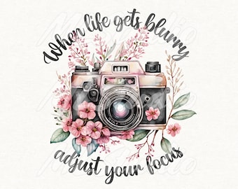 Cuando la vida se vuelve borrosa, ajusta tu enfoque PNG, cámara floral png, diseño de sublimación png, cámara de acuarela, cámara boho png, fotografía