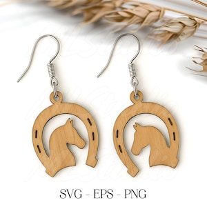 Puede incluir: Pendientes de madera con un diseño de silueta de cabeza de caballo dentro de una herradura. Los pendientes tienen ganchos plateados. El texto "SVG - EPS - PNG" está en la parte inferior.