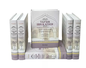 Op de afbeelding: Een set van zes gebonden boeken getiteld Tafsir Ibn Kathir Abridged. De boeken hebben een lichtgrijs en wit omslagontwerp met een illustratie van een boog. De tekst bevat de titel, de naam van de auteur en de volumenummers één tot en met zes.