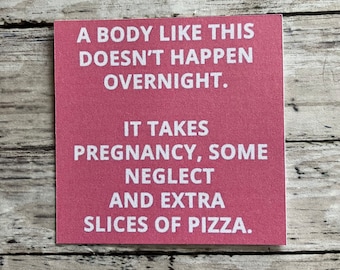 Puede incluir: Una tarjeta rosa con texto blanco que dice "Un cuerpo como este no sucede de la noche a la mañana. Se necesita un embarazo, algo de descuido y rebanadas de pizza adicionales."
