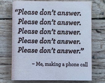 Puede incluir: Un letrero blanco con texto negro que dice "Por favor, no contestes. Por favor, no contestes. Por favor, no contestes. Por favor, no contestes. Por favor, no contestes." y "Yo, haciendo una llamada telefónica".
