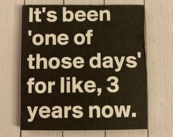 Puede incluir: Un letrero en blanco y negro con el texto "It's been 'one of those days' for like, 3 years now."