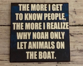 Puede incluir: Un letrero azul y blanco con el texto "THE MORE I GET TO KNOW PEOPLE, THE MORE I REALIZE WHY NOAH ONLY LET ANIMALS ON THE BOAT."