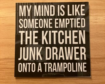 Puede incluir: Una imagen en blanco y negro con el texto "My mind is like someone emptied the kitchen junk drawer onto a trampoline."
