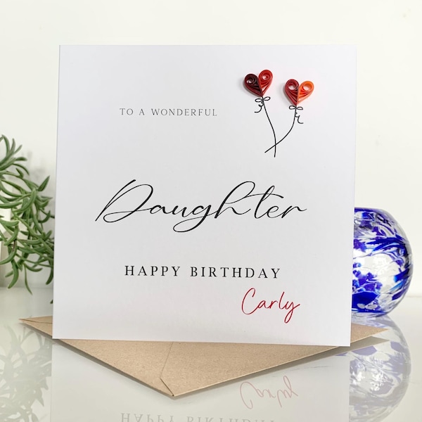Tarjeta de cumpleaños personalizada para tu hija. Un regalo para ella. Hecha a mano con un diseño de corazón y globos de colores variados.