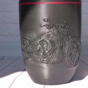 Urne Motorrad 3,5l aus biobasiertem schwarzen PLA 3D gedruckt