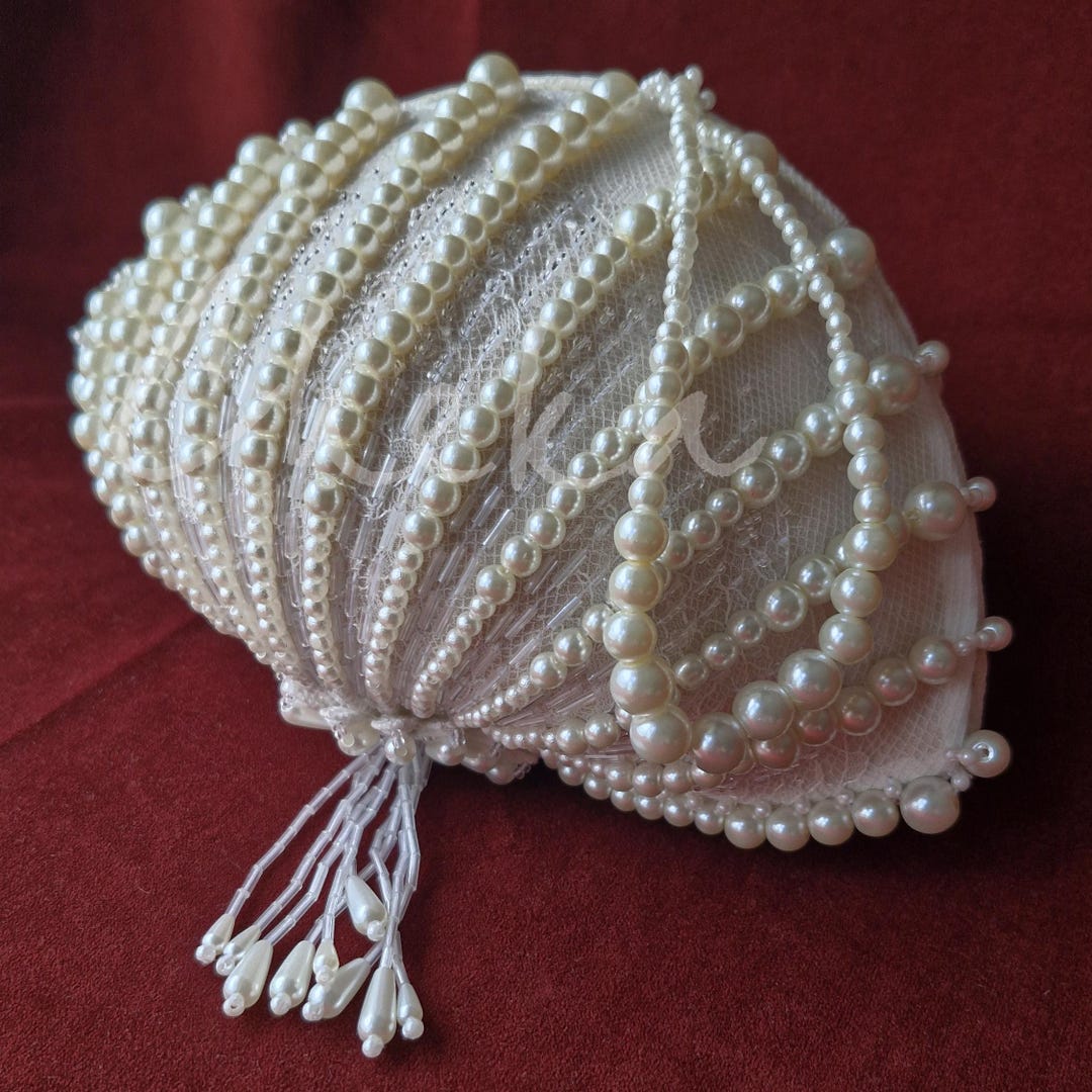 Shell-shaped Bridal Handbag. Wedding Accessory With Lace and Pearl ...