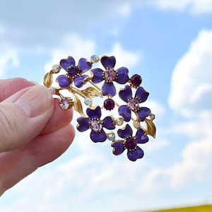 Pretty Vintage Gold Tone Sparkly Flower Enameled Brooch with Multiple Purple Flowers, with White and Purple Multiple Rhinestones, Elegant