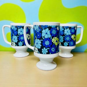 Retro Vintage Set of 3 Groovy Blue/Green & White Flower Power Pedestal Mugs/Funky Kitchenware/Trio of Stackable Mugs/Groovy 1970’s Decor