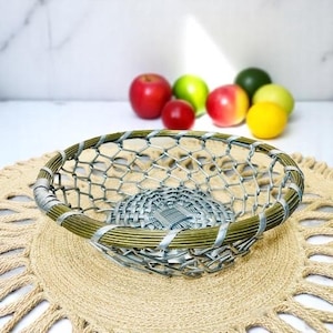 Panier tressé finement tissé main en métal et laiton vintage fait main/bol décoratif/corbeille de fruits/style brutaliste/7,25 po. de diamètre/Inde