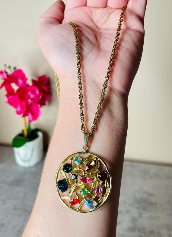 Collier Long Vintage Années 1970 - Pendentif Rond Avec Floches, Matière Composite, Occasion