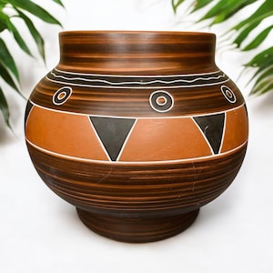 Grand vase/jardinière en poterie d&#39;art populaire mexicain fait main avec des lignes et des motifs peints à la main/poterie mexicaine/décor bohème/8,5 po.