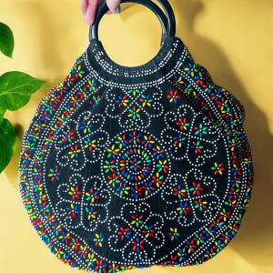 Bolso grande de pana vintage de los años 70, hecho a mano, con diseño de flores de lunares con cuentas de arcoíris y asa redonda de acrílico.
