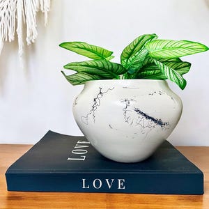 Vintage Handmade Original Horse Hair Pottery Made in Tombstone AZ Medium Sized White Pottery Planter/Vase/Vessel/Navajo 5.5”T by 6.5”Dia