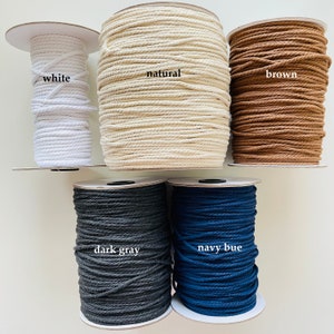 Puede incluir: Cinco carretes de cord&oacute;n de algod&oacute;n en diferentes colores: blanco, natural, marr&oacute;n, gris oscuro y azul marino. Los carretes est&aacute;n etiquetados con los nombres de los colores.