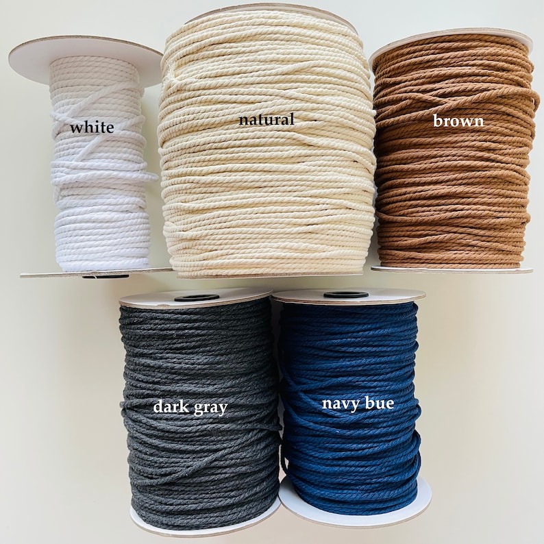 Puede incluir: Cinco carretes de cord&oacute;n de algod&oacute;n en diferentes colores: blanco, natural, marr&oacute;n, gris oscuro y azul marino. Los carretes est&aacute;n etiquetados con los nombres de los colores.