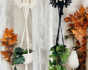 Gothic Bat Wall Plant Hanger: Handmade Indoor/Outdoor Planter for Halloween, Spooky Home Decor Enthusiasts