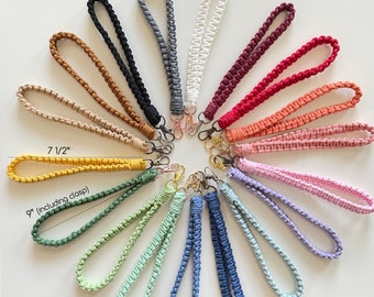 Llavero de macramé: llavero de algodón, un elegante accesorio de mano.