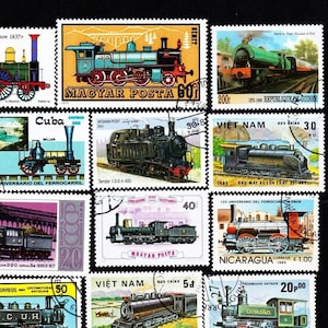 Könnte beinhalten: Eine Sammlung von alten Briefmarken mit bunten Illustrationen von Dampflokomotiven. Die Briefmarken stammen aus verschiedenen Ländern, darunter Bulgarien, Kuba, Ungarn, Vietnam, Nicaragua und Guyana. Die Briefmarken zeigen verschiedene Arten von Lokomotiven, einige mit Personenwagen und andere mit Güterwagen.