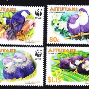 Peut inclure: Quatre timbres-poste d'Aitutaki, îles Cook, avec des illustrations de perroquets loriquets bleus. Les timbres affichent le logo WWF et des prix de 90c, 80c, 1,95 $ et 1,15 $. Les oiseaux sont représentés dans diverses poses.