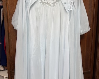 Conjunto de bata y camisón Shadowline vintage de los años 60 - Camisón y bata de gasa de nailon azul - Talla pequeña