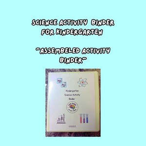 Puede incluir: Un archivador blanco de actividades científicas para jardín de infancia, con el texto "Science Activity Binder for Kindergarten" y "Assembled Activity Binder". El archivador presenta gráficos y texto con temática científica, incluyendo los elementos Na y Au.