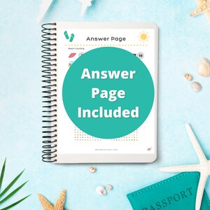 Puede incluir: Una libreta blanca de espiral con un c&iacute;rculo turquesa en la portada que dice "Answer Page Included". La libreta est&aacute; sobre un fondo azul claro con conchas marinas, estrellas de mar y un pasaporte.