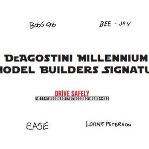 Op de afbeelding: Een witte achtergrond met zwarte tekst. De tekst luidt "1:43 SCALE DEAGOSTINI MILLENNIUM FALCON - ILM MODEL BUILDERS SIGNATURES." Namen staan boven en onder de tekst geschreven. De woorden "DRIVE SAFELY" zijn rood.