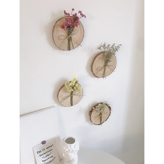Dry flower wall decor in wood slice
