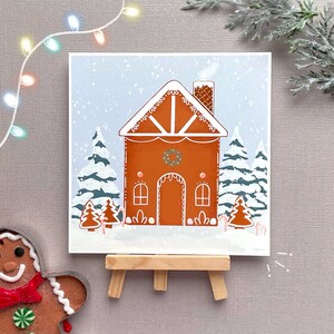 Impresión de arte de la casa de pan de jengibre nevado / Impresiones estéticas de Winter Hygge, arte digital de ensueño, decoración navideña de paredes y habitaciones, ilustración de arte de galletas