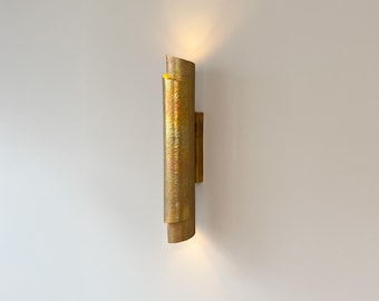 Handgemaakte wandkandelaar van gehamerd messing – antiek en ruwe afwerking – moderne minimalistische wandlamp voor thuis