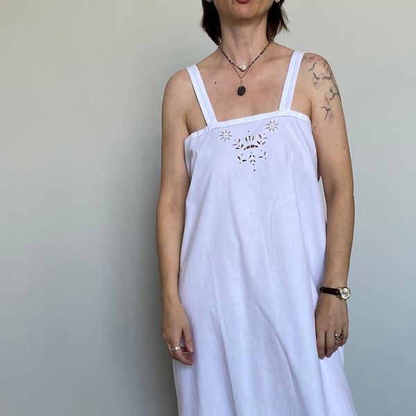 Vintage white night gown for women size L | Sleeveless embroidered white cotton night gown