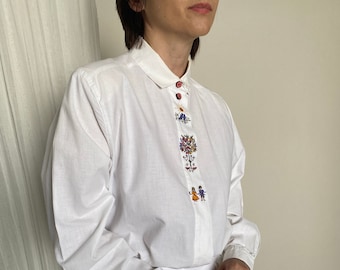 Vintage White Cotton Blouse Size S - M | White peasant blouse with front colourful embroidery