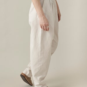 pantalon blanc vintage pour femme taille 30 Pantalon plissé taille haute blanc cassé pour l'été avec coupe effilée, poches, boucles de ceinture image 5