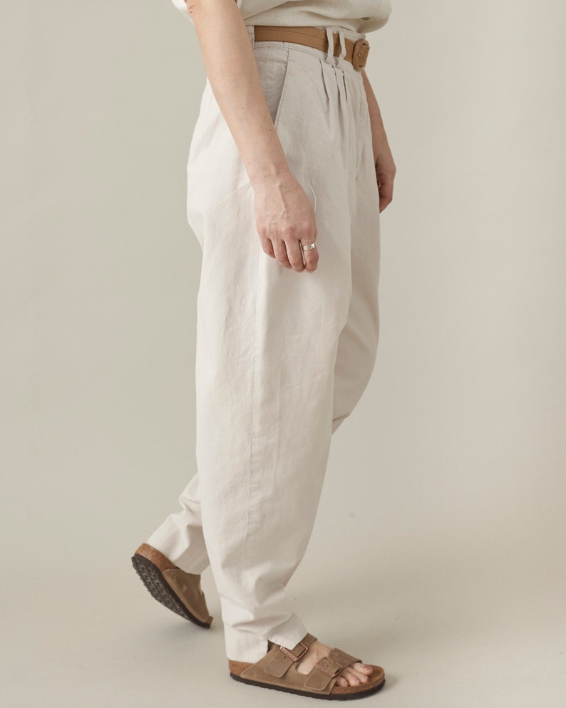 pantalon blanc vintage pour femme taille 30 Pantalon plissé taille haute blanc cassé pour l'été avec coupe effilée, poches, boucles de ceinture image 5