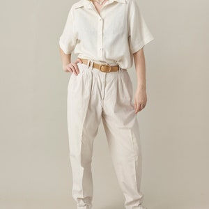 pantalon blanc vintage pour femme taille 30 Pantalon plissé taille haute blanc cassé pour l'été avec coupe effilée, poches, boucles de ceinture image 3