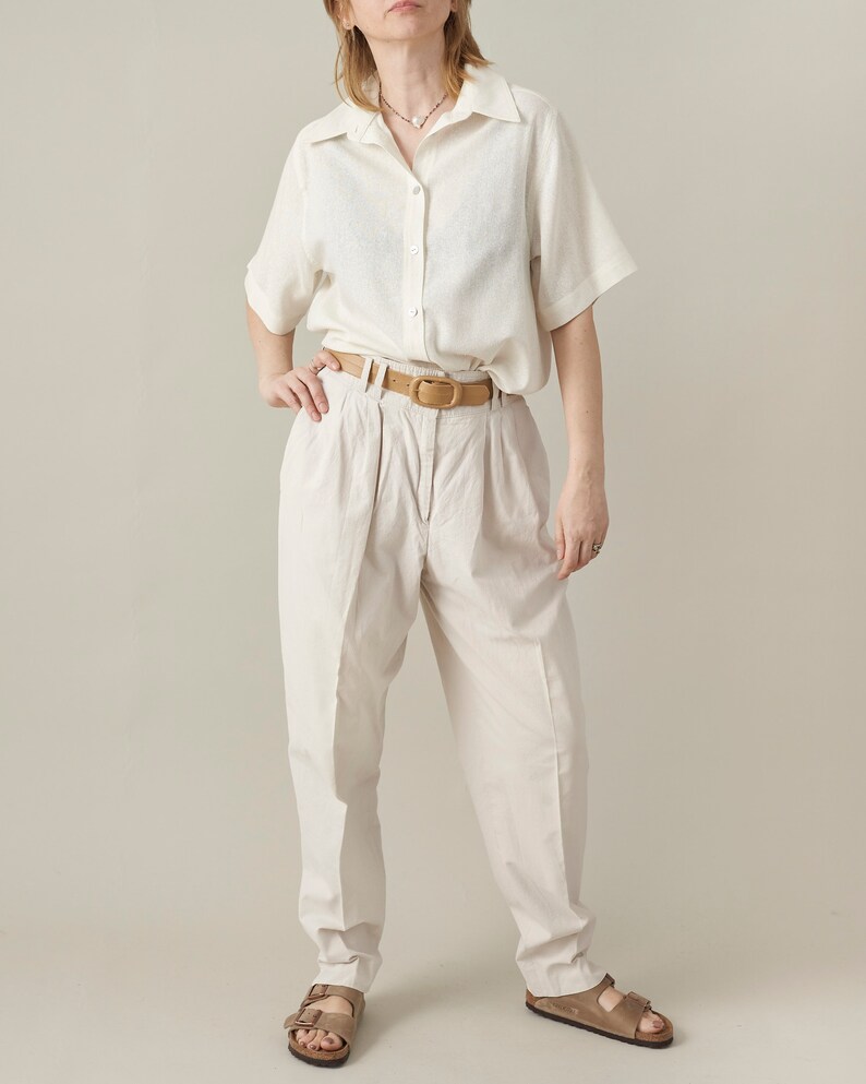 pantalon blanc vintage pour femme taille 30 Pantalon plissé taille haute blanc cassé pour l'été avec coupe effilée, poches, boucles de ceinture image 3