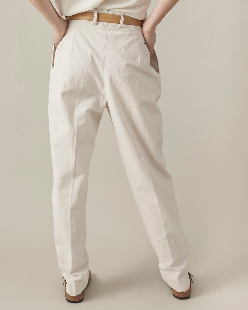 pantalon blanc vintage pour femme taille 30 Pantalon plissé taille haute blanc cassé pour l'été avec coupe effilée, poches, boucles de ceinture image 6