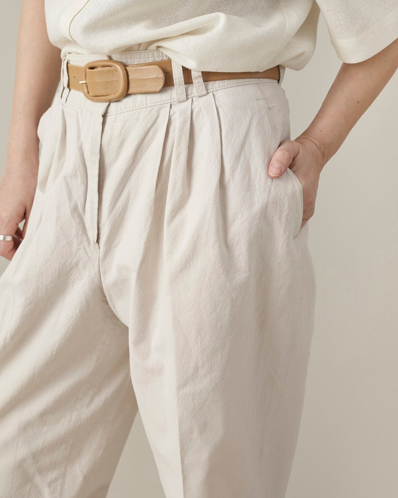 pantalon blanc vintage pour femme taille 30 Pantalon plissé taille haute blanc cassé pour l'été avec coupe effilée, poches, boucles de ceinture image 4